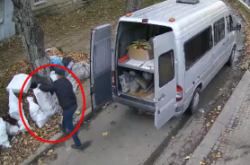 REVOLTĂTOR: Șoferul unui microbuz de rută, filmat în timp ce aruncă mai mulți saci cu gunoi chiar în drum